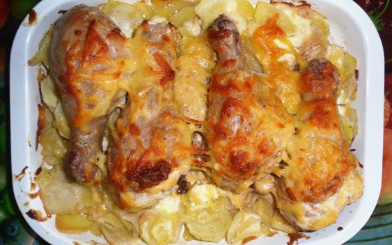 Картошка с куриными ножками в духовке. Кулинарный сайт «Вкусно и точка». Vkusno-i-tochka.ru