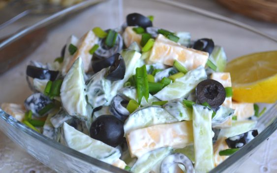 Огуречный салат с маслинами и сыром. Кулинарный сайт «Вкусно и точка». Vkusno-i-tochka.ru