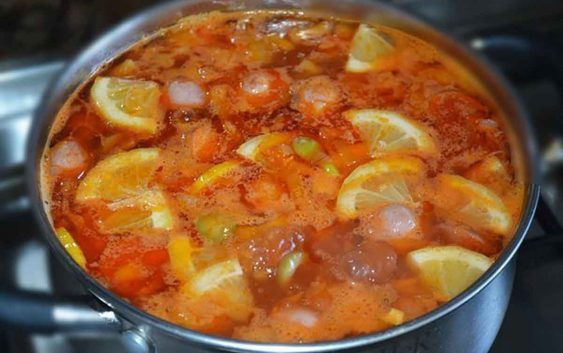 Суп-солянка с сосисками. Кулинарный сайт «Вкусно и точка». Vkusno-i-tochka.ru