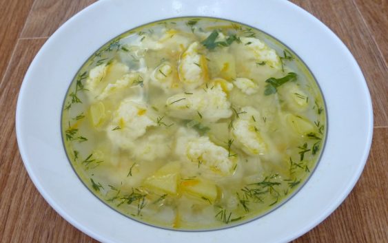 Суп с чесночными клецками. «Вкусно и точка» - кулинарный сайт. Vkusno-i-tochka.ru